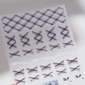 Stickers à ongles rétro avec motifs à carreaux violets et marron sur support transparent - TS-4011 Carreaux Rétro Brun