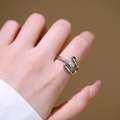 Anello aperto a ferro di cavallo in argento con zirconi indossato da una modella - Fibbia a Ferro di Cavallo a U / Argento