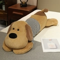 Grand chien en peluche à rayures marron et kaki utilisé comme long oreiller de corps de lit - Fourrure de Lapin Brun Clair à Rayures Noires
