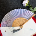 Klassieke Chinese bamboe vouwwaaier met paars kleurverloop, bamboe print en grijze kwast - Landschap Bamboe - Houten Handvat