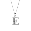 Dettaglio ravvicinato di una collana in argento con ciondolo lettera E e cristalli lucidi - Lettera E