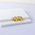Orecchini a doppio cerchio in acciaio al titanio oro 18K su espositore bianco - Oro 18K / Oro