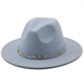 Détail d'un chapeau fedora en laine bleu clair à bord large avec bandeau en strass argent - Bleu ciel