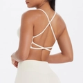 Gros plan d'un soutien-gorge de yoga blanc crème avec fines bretelles croisées au dos - S / Hauts / Ivoire Clair