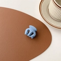 Nahaufnahme einer matt hellblauen Mini-Haarklammer auf einem Hintergrund aus Leder - Mattblau (Mittel ca. 3,5 cm)