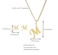 Specifiche dettagliate sulle dimensioni per il set collana e orecchini a lettera M in oro - Lettera M / Oro