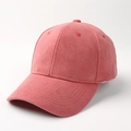 Dettaglio della morbida trama in pile sul berretto da baseball rosa effetto pelle - Regolabile 54-60CM / Rosa Antico