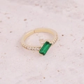 Detail van gouden open ring met rechthoekige groene edelsteen en pavé zirkonia steentjes - Groene Rechthoekige Edelsteen (3#)