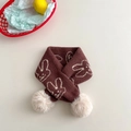 Draufsicht auf einen dunkelbraunen Kinder-Strickschal mit Kaninchenmuster und Kunstfell-Pompons - Kaffee Kaninchen