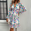 Elegante jurk met V-hals en lange mouwen met kleurrijke abstracte golfprint en ruches - S / Groen