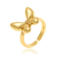 Dettaglio ravvicinato del design a farfalla dorata su un anello aperto a fascia larga - Anello Aperto a Farfalla Liscia in Oro (J1447)