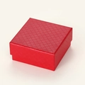 Vista detallada de una caja de regalo roja cuadrada con textura de diamantes en relieve - Caja De Cartón Roja Grande