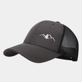 Detalle de gorra gris oscuro con bordado de montañas y paneles de malla en color negro - Ajustable / gris oscuro