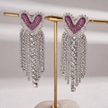 Dettaglio degli orecchini a cuore argentati con frange e vivaci strass color magenta - Perno in Acciaio - Rosa Rosso