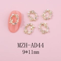 Vue détaillée de bijoux d'ongles en forme de couronne avec perles et cristaux - Style Ovale Blanc Or (AD44)