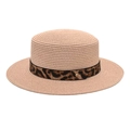 Dettaglio cappello di paglia a corona piatta con fascia leopardata e borchia dorata - M (56-58cm) / Rosa Chiaro