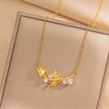 Exquisito collar de tulipán dorado con circonitas brillantes sobre caja de regalo - Dorado-Tulipán