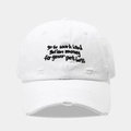Dettaglio del cappello bianco effetto consumato con scritte ricamate e finiture strappate - Regolabile / Bianco