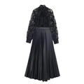 Elegantes schwarzes Langarm-Plisseekleid mit floraler Spitze und schicker Schleife am Hals - XS / Schwarz