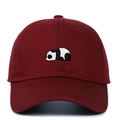 Dettaglio del ricamo a panda e cuciture su un cappellino da baseball bordeaux - Regolabile / Borgogna