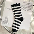 Chaussettes mi-hautes rayées noir et blanc style collège avec broderie R - Rayures Noires et Blanches Une Paire