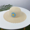 Détail d'un chapeau de paille beige avec bord ondulé et petite marguerite au crochet bleue - Adulte M (56-58cm) / Marguerite à Bord Festonné / Beige