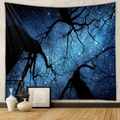 Vista dettagliata di un arazzo con foresta e notte stellata appeso a una parete di una casa - Notte Stellata nella Foresta Fitta (GT100019) / 73X95CM