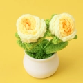 Rosa de ganchillo hecha a mano con flores degradadas amarillo-naranja en maceta blanca - Amarillo Degradado (Maceta Blanca)