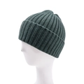 Detaillierte Strickstruktur der dunkelgrünen Beanie mit dickem Umschlag und Rippmuster - Dunkelgrün