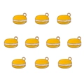 Détail macro de dix breloques macarons jaune et blanc en alliage pour création de bijoux - Lot de 10 / Petit Burger Macaron