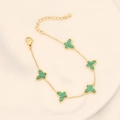 Dettaglio del bracciale dorato con farfalle e inserti in pietra verde naturale - Stile Cinque Farfalle Dorate (4#蝴蝶)