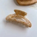 Gedetailleerd beeld van een grote marmeren crème acetaat haarklem op houten tray - Beige Marmer / Groot