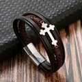 Dettaglio del bracciale multistrato in pelle fatto a mano con croce d'argento e chiusura magnetica - Caffè Con Croce d'Argento