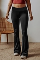 Detail der schwarzen Schlaghose mit hoher Taille aus elastischem Stoff für Damen - Schwarz