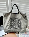 Taupefarbene Nylon-Tragetasche mit Mandala-Print und robusten Griffen am Arbeitsplatz - M / Dunkelgrau Cloisonné Lotus