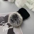 Schwarze Strickmütze mit großem grauem Kunstfell-Bommel und weicher Winterstruktur - Einheitsgröße / Schwarzer Hut Mit Schwarz-Weißem Bommel