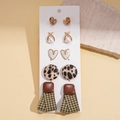 Detalle de 5 pares de pendientes de cuero geométricos en tarjeta con motivos de corazón y leopardo - Café (5 Pares/Juego de 10)