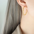 Pendientes de aro dorados en forma de C de acero de titanio con diseño de bambú - Dorado
