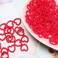 Macro di perline rosse a forma di cuore per decorazioni fai-da-te e nail art creativa - Rosso