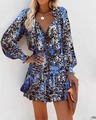Détail de la robe à imprimé léopard bleu avec col en V profond et taille plissée - Bleu