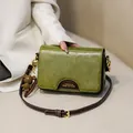 Bolso bandolera vintage verde y marrón con solapa y pequeño colgante de oso decorativo - Verde