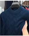 Detail van donkerblauwe gebreide trui met elastische stof en ruitvormige texturen - M / Blauw