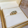 Vintage vergoldeter Tulpenring mit weißen Perlen und grünen Edelsteinen in einer Box - Vergoldeter Kunstperle Grüner Zirkonia Stil (Stil 3)