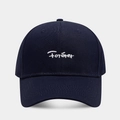 Gedetailleerde close-up van wit Forever borduursel op een donkerblauwe katoenen pet - Verstelbaar / Marineblauw