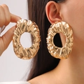 Grandi orecchini in metallo dorato con trama a lava irregolare per un look audace - Stile Tondo Irregolare Plissettato Grande Oro (9863)