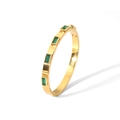 Vue détaillée du bracelet doré serti de quatre zircons verts rectangulaires sur fond blanc - Zircon Vert (TB7018-GN)