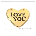Dettaglio macro del ciondolo a cuore in acciaio dorato con incisione Love You e misure - YE627 LOVE YOU Cuore in Smalto Oro