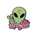 Épingle émaillée extraterrestre avec texte Stay Rad et signe de paix en vert et rose - Style Alien Signe de Paix Stay Rad (XZ8670)