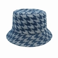 Detailaufnahme der blau-weißen Hahnentritt-Struktur auf einem Denim-Anglerhut aus Stoff - M(56-58cm) / Dunkelblau
