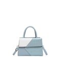 Bolso trapecio azul y blanco con texturas de cuero de cocodrilo y litchi en luz de estudio - Azul